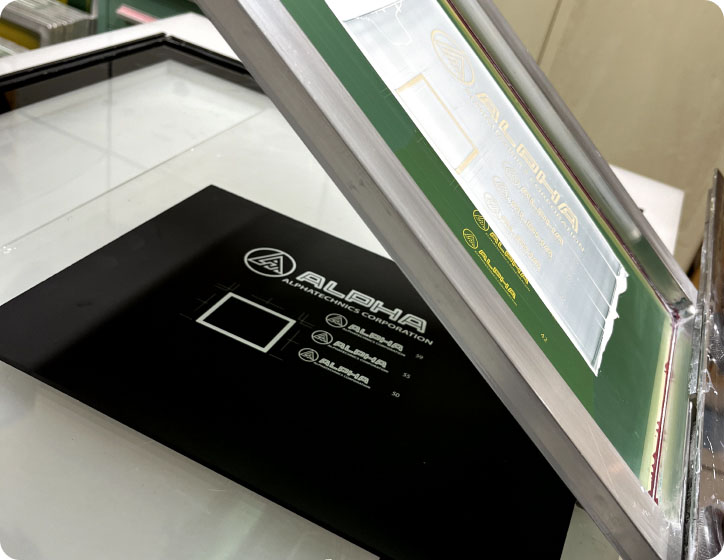 シルクスクリーン印刷をする様子