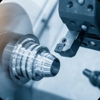 金属加工をする様子