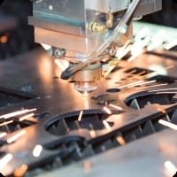 板金加工をする様子